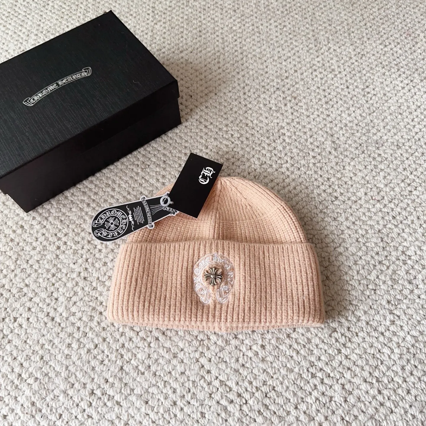 💰60 Crow Heart Autumn and Winter Wool Knitted Beanie This must be a favorite of minimalism. It is clean, neat, fashionable and versatile, and will definitely not be picky about your face shape! A fashionable classic that lasts forever! Fashionable black and white can be purchased together!